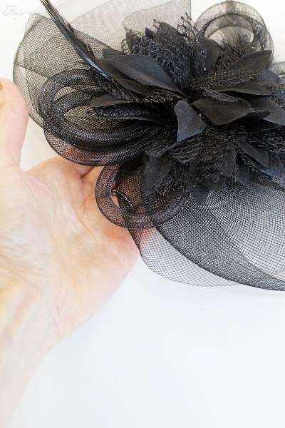 Gothic Haarschmuck „Dark Blossom“ mit Federn & Schleiernetz
